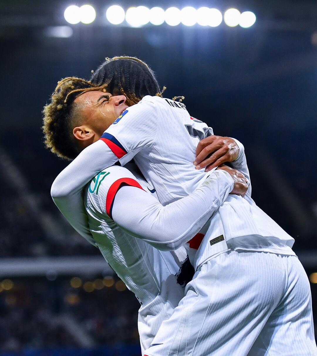 开云体育登录-巴黎豪取大胜，一路向前晋级