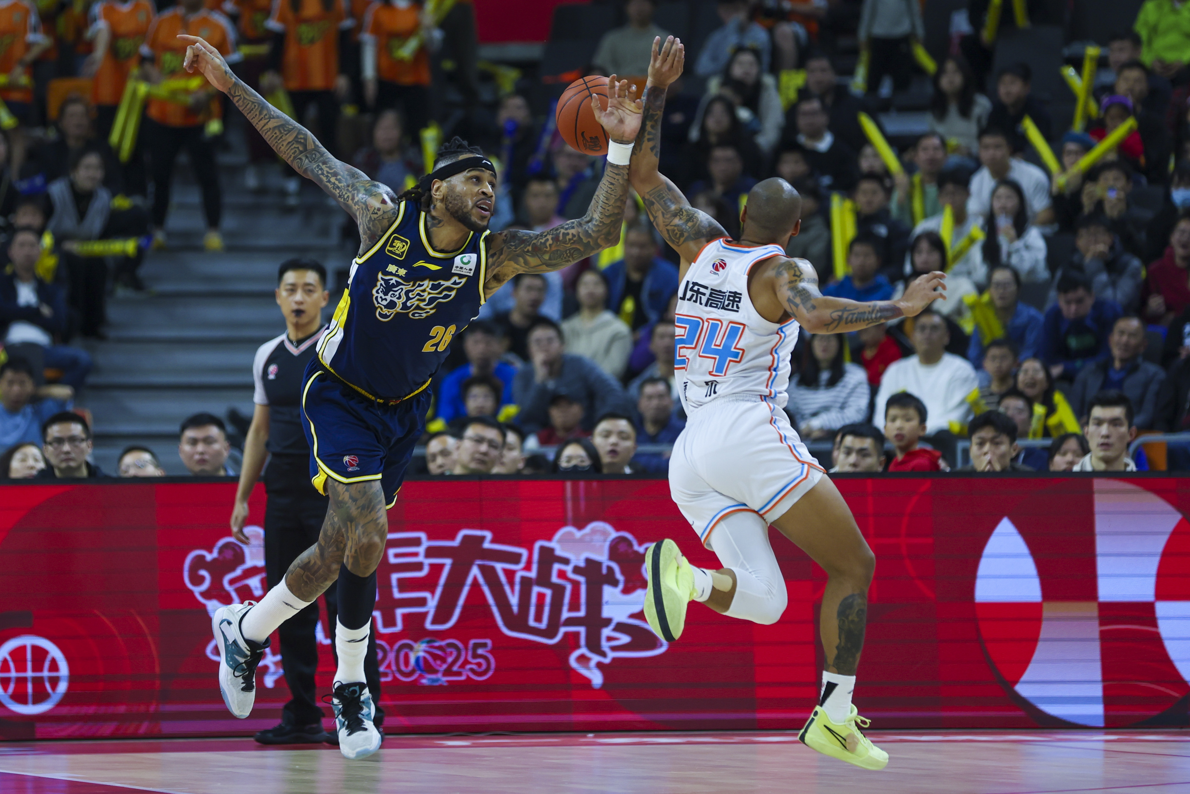 广东队在场上表现抢眼，击败对手