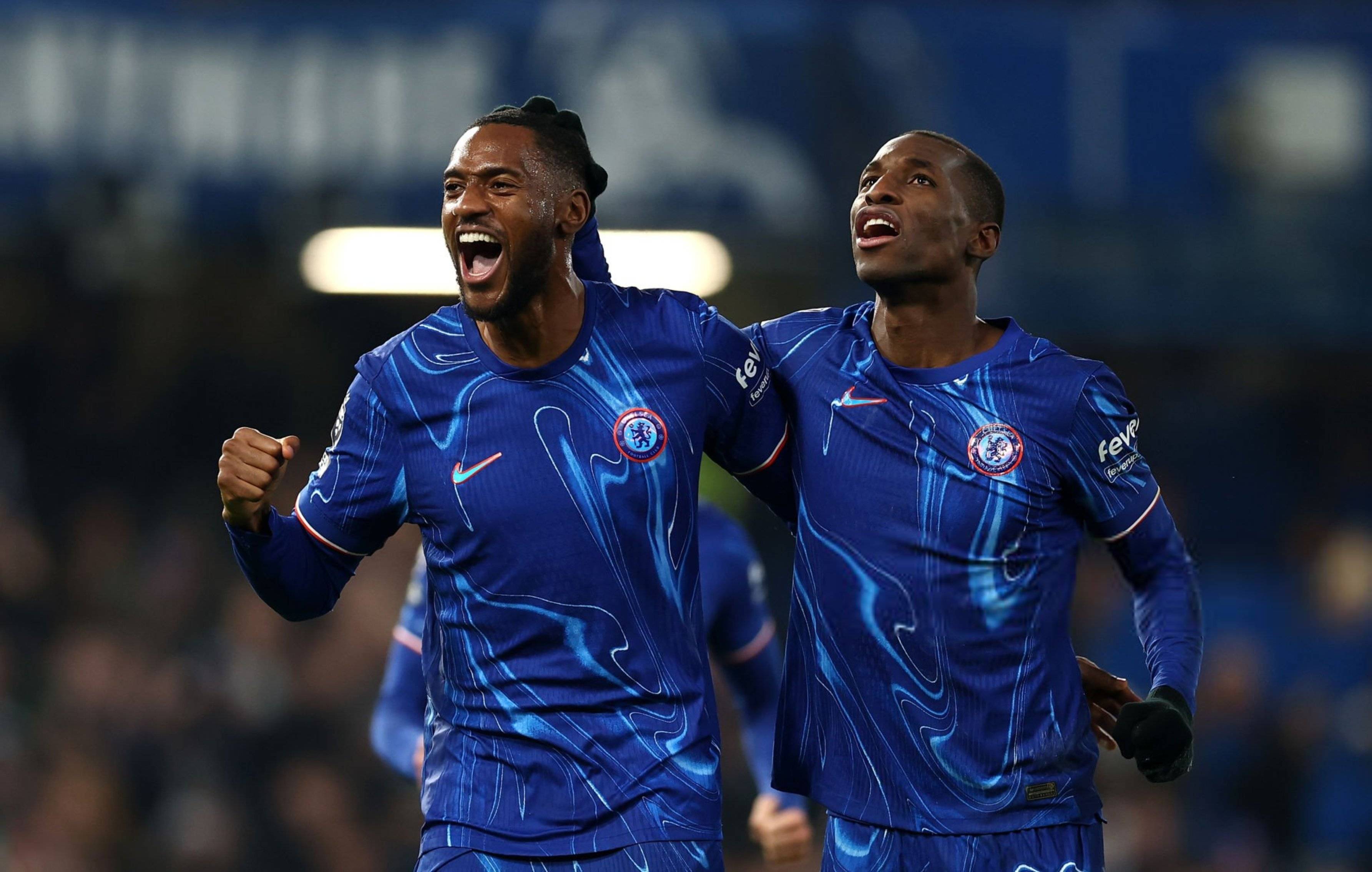 切尔西主场不敌对手，球迷愤怒抗议